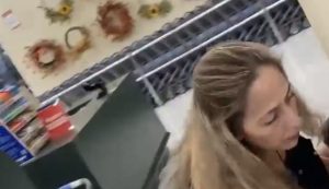 Upskirt a mamita bien nalgona y hambre anal