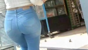 Una milf putita con cola rica jeans