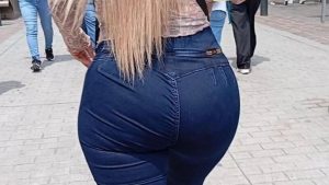 Rubia nalgona caderona jeans