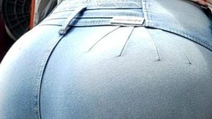 A disfrutar esta cola en jeans pocketless
