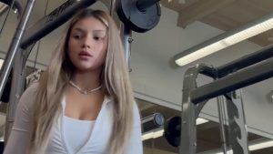 Culona rubia hermosa fitness