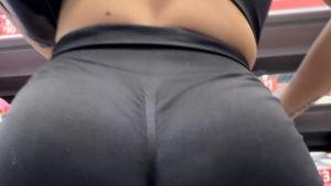 Diosa culona en short negro