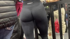 Linda cola en leggins rosas
