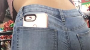 Linda cola jeans en el super