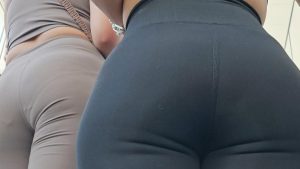 Culazo de diosa fitness subiendo escaleras