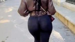 Petisa cola cometrapo en leggins