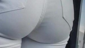 Linda cola en leggins negros