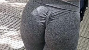 Linda cola en jeans