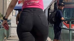 Ojetazo en shorts ajustado