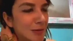 La grosera muestra las enormes tetas de su mamá